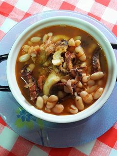 Una foto de Alubias blancas con pulpo