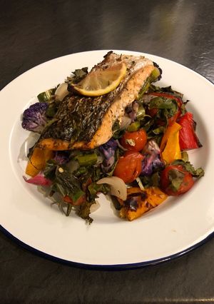 A picture of Rainbow roast salmon and veg 🌈.