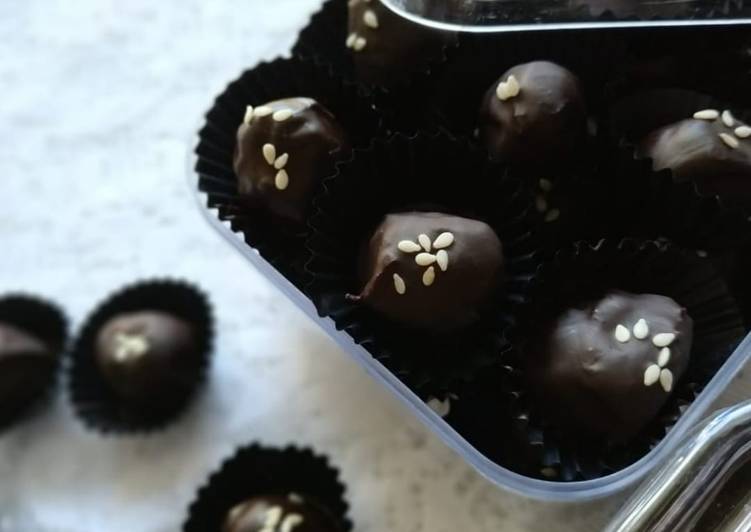 Kurma Coklat Isi Mete/Keju (half-chocodates)