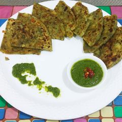A picture of Bathua ke paranthe.
