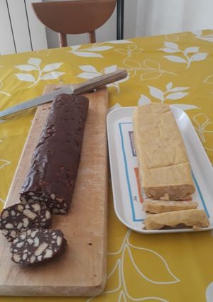 Foto di Salame di cioccolato fondente e bianco