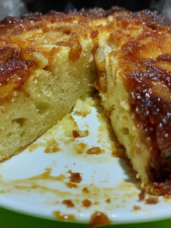 Una foto de Torta de manzana invertida 🍎🍏😋