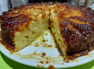 Una foto de Torta de manzana invertida 🍎🍏😋