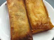Una foto de rollitos de primavera pasta filo