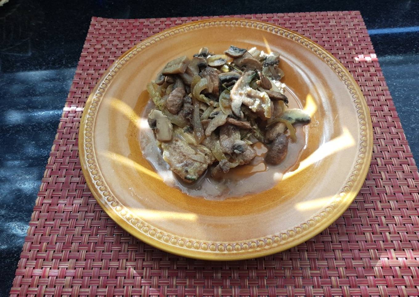 Chuleta encebollada con champiñones