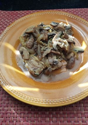 Una foto de Chuleta encebollada con champiñones