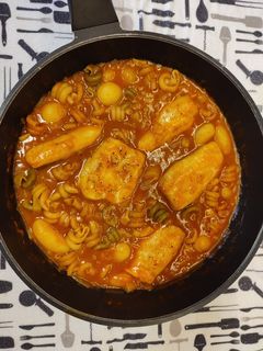 Una foto de Merluza en salsa de tomate con pasta y patatas baby