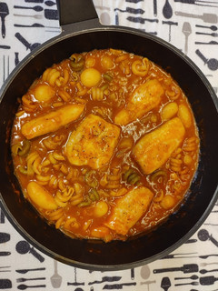 Una foto de Merluza en salsa de tomate con pasta y patatas baby