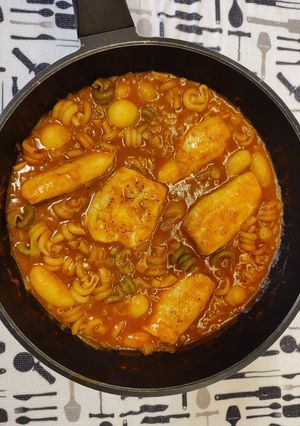 Foto principal de Merluza en salsa de tomate con pasta y patatas baby