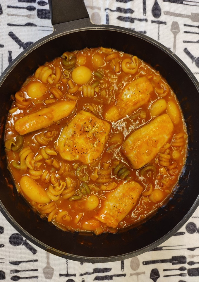 Una foto de Merluza en salsa de tomate con pasta y patatas baby