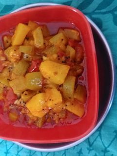 દૂધી બટાકા નું શાક (Dudhi Bataka Shak Recipe In Gujarati) રેસીપી મુખ્ય ફોટો