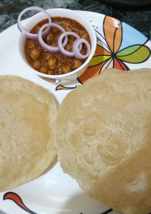 छोले मसाला विद भटूरे (Chole masala with bhature recipe in hindi) रेसिपी मुख्य फोटो