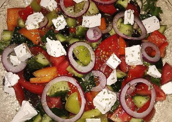 Греческий салат с кунжутом