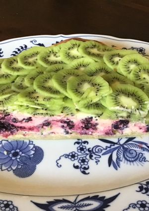 A picture of California Farm Kiwi Blackberry Mascarpone Pie.