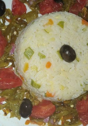 Une photo de Salade composée, riz et poivron vert