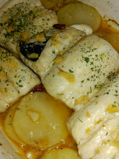Una foto de Pescadilla al horno con patatas