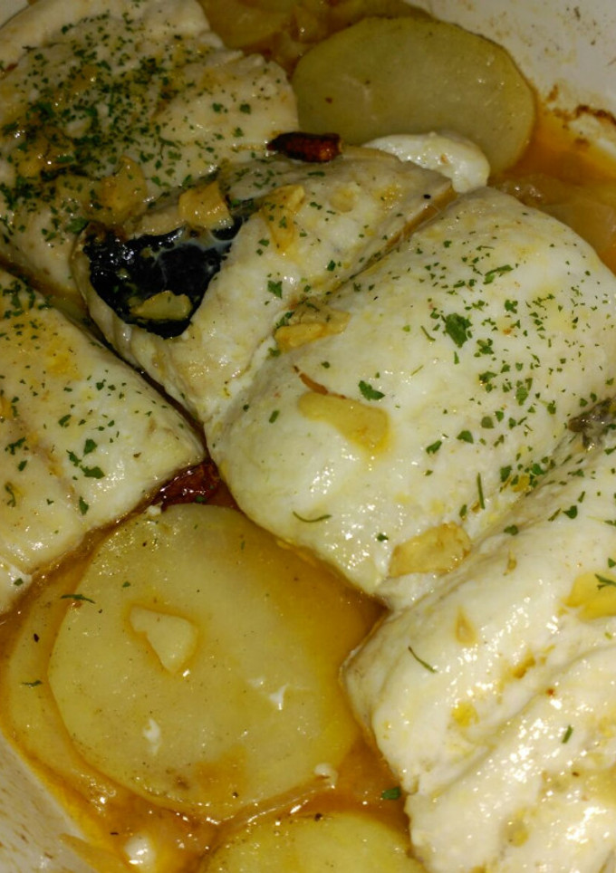 Una foto de Pescadilla al horno con patatas