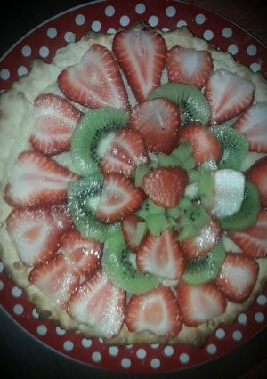 Una foto de Tarta de crema y frutas