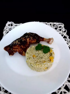 Foto principal de Pollo con mole y arroz mexicano