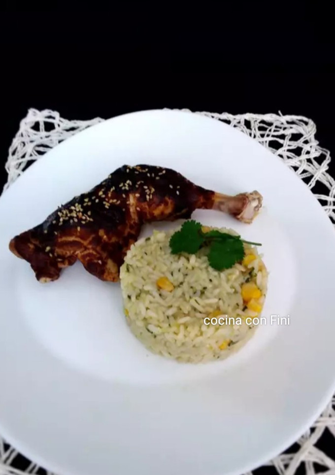 Una foto de Pollo con mole y arroz mexicano