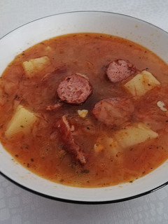 Una foto de Kapustnica 🇸🇰🍲 - Sopa eslovaca de col y carne ahumada