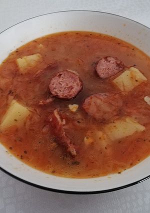 Una foto de Kapustnica 🇸🇰🍲 - Sopa eslovaca de col y carne ahumada