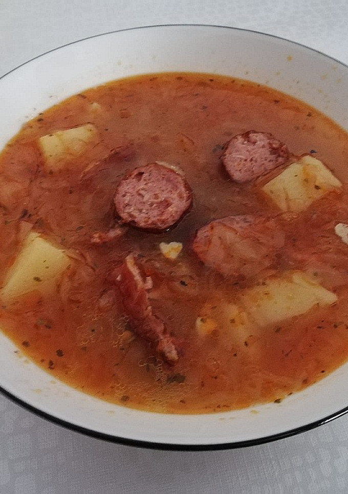Una foto de Kapustnica 🇸🇰🍲 - Sopa eslovaca de col y carne ahumada