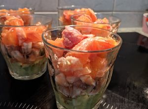 Une photo de Verrine crevettes avocat orange