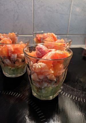 Une photo de Verrine crevettes avocat orange