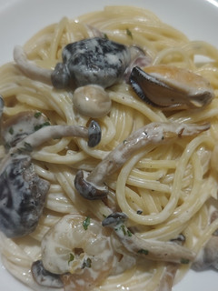 Una foto de Espaguetis con setas, gambas y mejillones