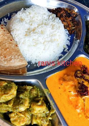 A picture of Dry prawns in green masala.