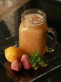 Una foto de Agua fresa-yaba mentolada😍