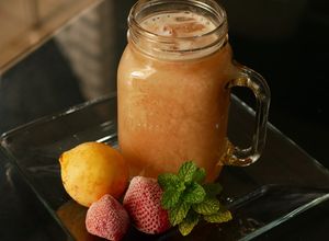 Una foto de Agua fresa-yaba mentolada😍