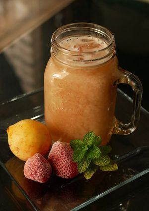 Una foto de Agua fresa-yaba mentolada😍