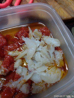 Una foto de Ensalada de tomate confitado y bacalao