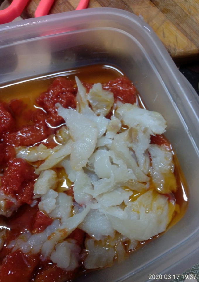 Una foto de Ensalada de tomate confitado y bacalao
