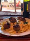 Tallarines cinta con salsa cheddar y albóndigas