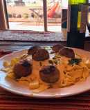 Tallarines cinta con salsa cheddar y albóndigas