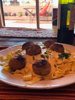 Una foto de Tallarines cinta con salsa cheddar y albóndigas