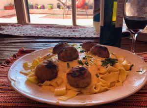 Una foto de Tallarines cinta con salsa cheddar y albóndigas