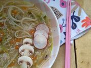 Una foto de sopa de rabanitos