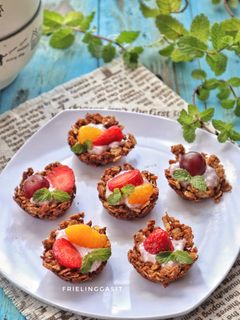 Foto resep Fruit yogurt in granola honey cups