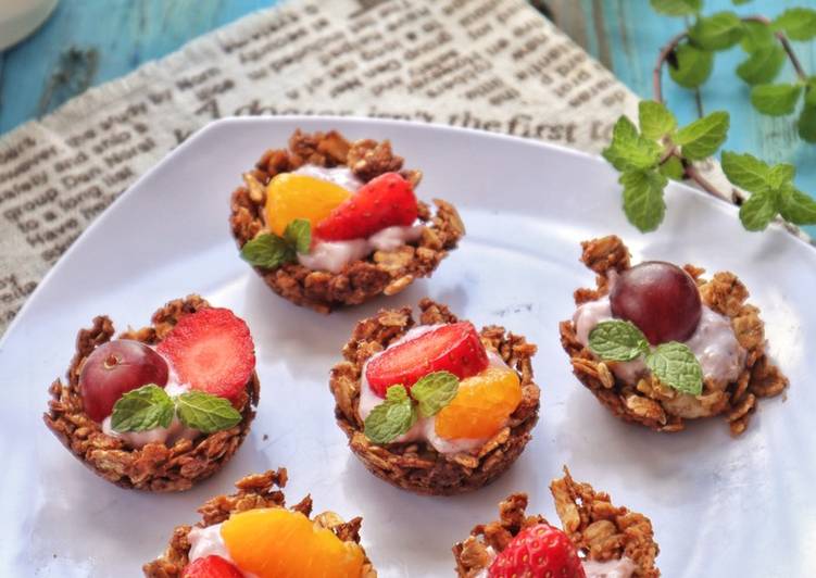 Fruit yogurt in granola honey cups