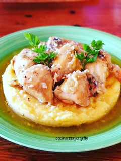 Una foto de Pollo al ajillo con masa de maíz 🌽 - sin gluten sin lactosa