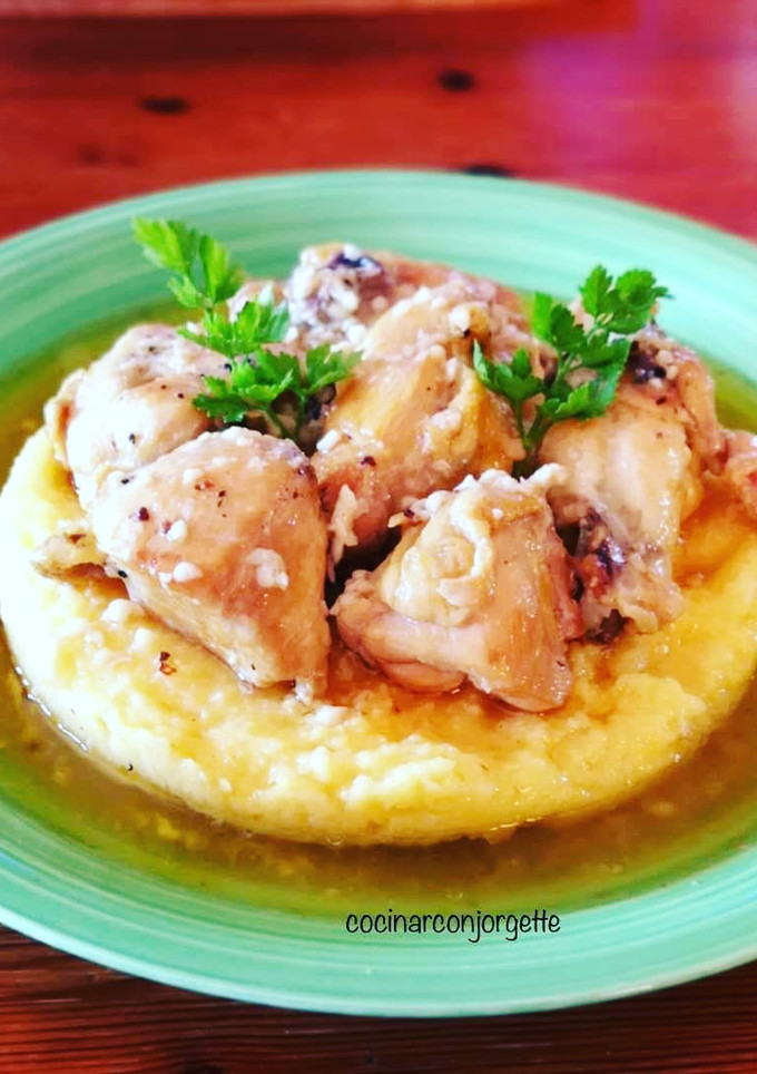 Una foto de Pollo al ajillo con masa de maíz 🌽 - sin gluten sin lactosa