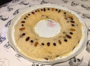 Une photo de Couronne de semoule aux fruits secs et baies