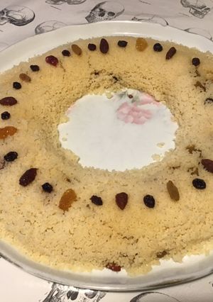 Une photo de Couronne de semoule aux fruits secs et baies