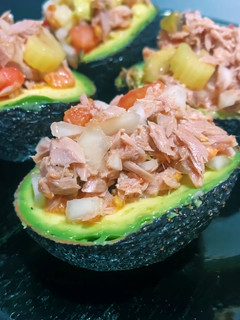 Una foto de PALTAS RELLENAS! 🥑Super rico, fácil, rápido y saludable 🎉