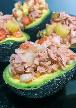 Una foto de PALTAS RELLENAS! 🥑Super rico, fácil, rápido y saludable 🎉