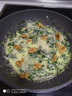 Foto principal de Espinacas a la crema con bacon queso y nueces